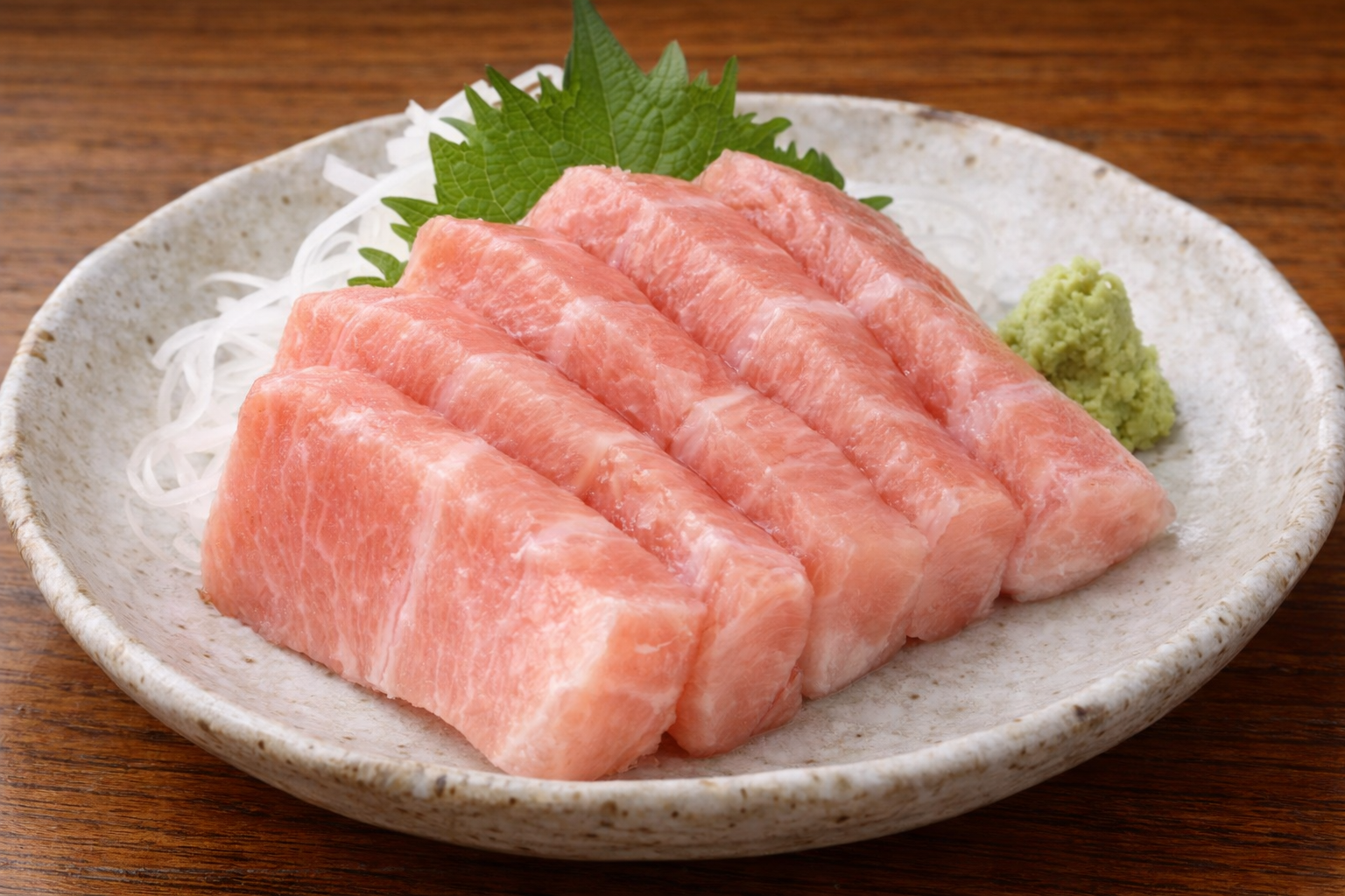 大トロの刺身の盛り付け（白い皿に並ぶ脂の多いマグロの切り身）