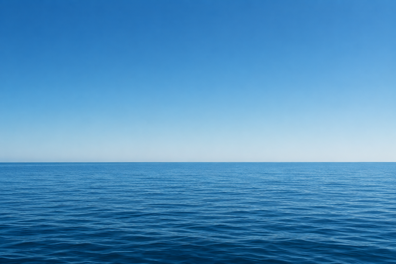 晴れた日の水平線。穏やかな海と青空が広がる風景。